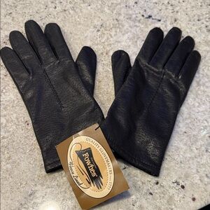 NWT FOWNES Women's Black Leather Gloves
